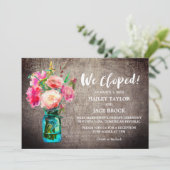 花を飾った素朴なメイソンジャー・エロープメントの受付 招待状 (スタンド正面)