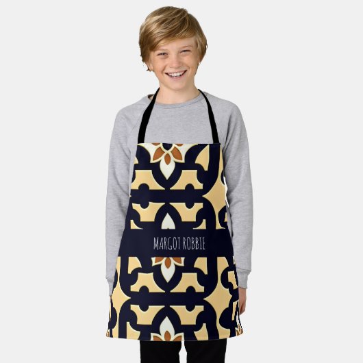 花アイソメボックスベージュ植物模様 エプロン (着用した状態)