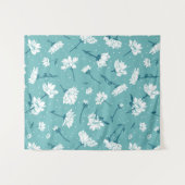 花エレガント柄 – ティール(緑がかった色)&ホワイトボタニカル タペストリー (正面(横))