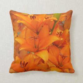 花オレンジユリの庭の写真の雨滴 クッション