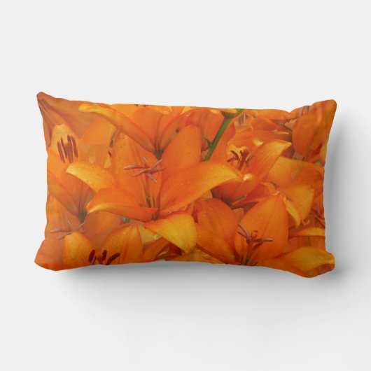 花オレンジユリの庭の写真の雨滴 ランバークッション (裏面)