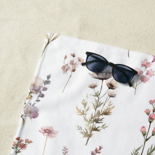 花カラフル咲き野草と庭園花 ビーチタオル (インサイチュ)