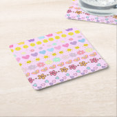 花カラフル太陽とハートパターン、ピンクフローラ スクエアペーパーコースター (アングル)