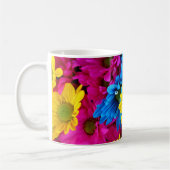 花カラフル、デイジー – ブルーイエローピンク コーヒーマグカップ (左)