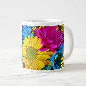 花カラフル、デイジー – ブルーイエローピンク ジャンボコーヒーマグカップ (正面右)