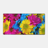 花カラフル、デイジー – ブルーイエローピンク デスクマット (正面)