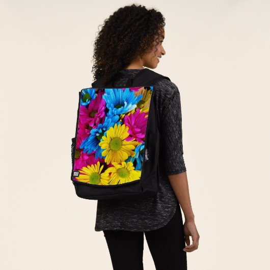 花カラフル、デイジー – ブルーイエローピンク バックパック (着用)