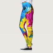 花カラフル、デイジー – ブルーイエローピンク レギンス (左)