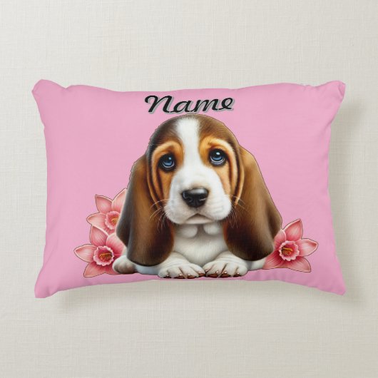 花パーソナライズされた付きバセット犬の子犬 アクセントクッション (正面)
