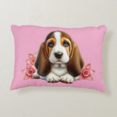 花パーソナライズされた付きバセット犬の子犬 アクセントクッション (裏面)