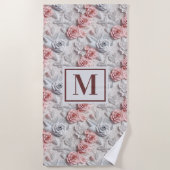 花ピンク白モノグラムイニシャル ビーチタオル (正面)