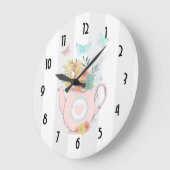 花及び蝶が付いているピンクのティーポット ラージ壁時計 (傾斜)