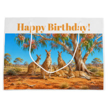 花咲くユーカリの木の下のカンガルー お誕生日おめでとう