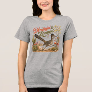 花咲くロードランナーが疾走する砂漠の風景 トライブレンドTシャツ