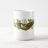 花咲く枝の上の鳥の巣の中の鳥 コーヒーマグカップ (中央)