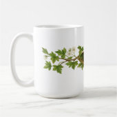 花咲く枝の上の鳥の巣の中の鳥 コーヒーマグカップ (左)
