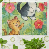 花園で野良猫をなでる キッチンタオル (折り畳み)