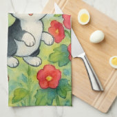 花園で野良猫をなでる キッチンタオル (四つ折り)