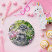 花壇で標準のシュナウザーの子犬 ペーパープレート (パーティー)