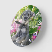 花壇で飼育されるシュナウザーの子犬の標準- ラウンド壁時計 (傾斜)