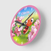 花壇の美しいラディバグ。 ラウンド壁時計 (傾斜)