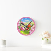 花壇の美しいラディバグ。 ラウンド壁時計 (ホーム)