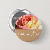 花女ピンク黄色のバラ結婚の名前ボタン。 缶バッジ (正面&裏面)