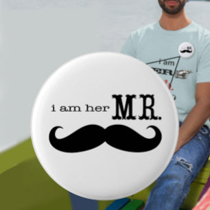 花婿のバッジ私は彼女のミスターMustacheギフト 缶バッジ