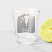花婿介添人タキシードレッドローズボタン名前をカスタムする ショットグラス (裏面)