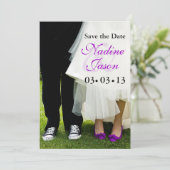 花婿花嫁のスニーカーとハイヒール Save the Date 招待状 (スタンド正面)