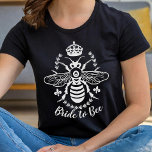 花嫁からビーハネビークラウンズ結婚ズ |パーソナライズされた | Tシャツ<br><div class="desc">この美しく、シンプルでエレガントな結婚式のTシャツは「Bride to Bee」と言い、クラウン、（紋章の）フラ・ダ・リ、月桂樹のリースに囲まれた白いミツバチのシルエットを示している。大事な行事の「花嫁からビー」文字を変更したり、さらに違う文字を追加すカスタマイズることもできます。このデザインをブラックで見るには、https://www.zazzle.com/bride_to_bee_honeybee_crown_wedding_personalized_t_shirt-235527901612367856を参照。</div>