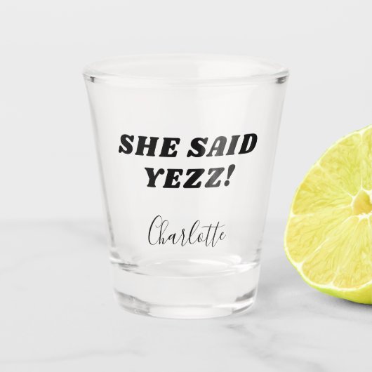 花嫁がイエスと言った名前の独身最後のパーティー ショットグラス (正面)