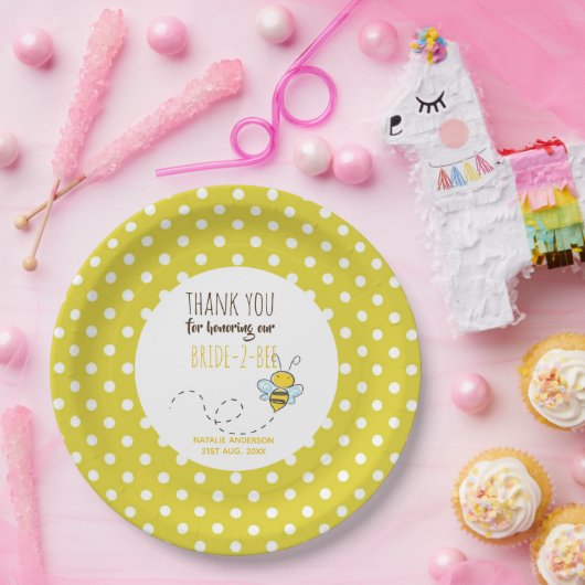 花嫁がハチになるキュートなイエローポルカドット ブライダルシャワー ペーパープレート (パーティー)