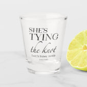 花嫁が結婚する | モノクロ ブライダル シャワーのギフト ショットグラス (正面)