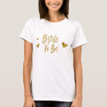 花嫁が金箔と白になるハート Tシャツ<br><div class="desc">花嫁は金フェイク箔と白のTシャツにAの、ブライダルシャワー、バチェロレッテ結婚、のお祝いのための結婚ために。</div>