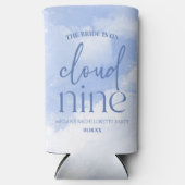 花嫁が雲九色のバチェロレッテ スリム缶クーラー (正面)