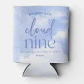 花嫁が雲九色のバチェロレッテ 缶クーラー (正面)