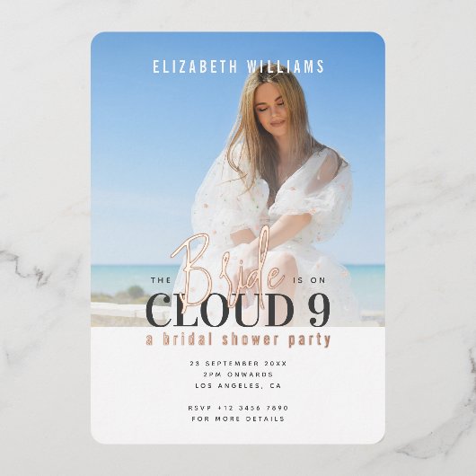 花嫁が雲9上に写真ブライダルシャワー 箔招待状 (正面)
