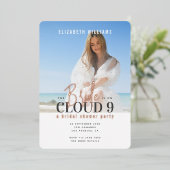花嫁が雲9上に写真ブライダルシャワー 箔招待状 (立ち正面)