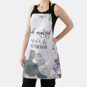 花嫁と新郎パープル赤面花たった今結婚しました エプロン (インサイチュ)