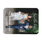 花嫁と花婿が走っている、オリジナルのSave the Date マグネット (横)