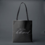 花嫁のギフト結婚式のミニマルモダンリスト トートバッグ<br><div class="desc">Bridesmaid Tote Bagを使ってパーソナライズされた贈る芸術を高める。感謝の表現と大切な瞬間の象徴である。シンプルで優雅なトートバッグは、完璧にモダン仕立てられた絶妙な白い台本に「ブライスメイド」を綴るロマンチックな書道を誇る。黒と白が調和のとれたダンスに収斂し、あなたの心からの感謝を鏡する洗練されたキャンバスを作成。クリーンなラインとコンテンポラリーデザイン話ボリュームは、あなたの目に見える味とブライダルパーティとの永続的な共有について。しかし、パーソナルtouchは、このトートバッグを本当に離れさせる事である。花嫁の名前を丁寧に付け、深く共鳴するユニーク形見に変わる。この運バッグの度に彼女は自分の要素だけでなく、一緒に織り上げた思い出の一部を運作り出す。準備や特別な事結婚業、日常的な取り組みに使用されているかどうかはパーソナライズされた、私たちのブリデスメイド・トートバッグは、あなたの友情の本質をカプセル化しモダン、、エレガント永遠に。この贈り物は、あなたの旅であなたの花嫁の遊役割と時間を超える感謝の印の美しい役割を思い出させる。</div>