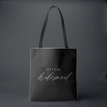 花嫁のギフト結婚式のミニマルモダンリスト トートバッグ<br><div class="desc">Bridesmaid Tote Bagを使ってパーソナライズされた贈る芸術を高める。感謝の表現と大切な瞬間の象徴である。シンプルで優雅なトートバッグは、完璧にモダン仕立てられた絶妙な白い台本に「ブライスメイド」を綴るロマンチックな書道を誇る。黒と白が調和のとれたダンスに収斂し、あなたの心からの感謝を鏡する洗練されたキャンバスを作成。クリーンなラインとコンテンポラリーデザイン話ボリュームは、あなたの目に見える味とブライダルパーティとの永続的な共有について。しかし、パーソナルtouchは、このトートバッグを本当に離れさせる事である。花嫁の名前を丁寧に付け、深く共鳴するユニーク形見に変わる。この運バッグの度に彼女は自分の要素だけでなく、一緒に織り上げた思い出の一部を運作り出す。準備や特別な事結婚業、日常的な取り組みに使用されているかどうかはパーソナライズされた、私たちのブリデスメイド・トートバッグは、あなたの友情の本質をカプセル化しモダン、、エレガント永遠に。この贈り物は、あなたの旅であなたの花嫁の遊役割と時間を超える感謝の印の美しい役割を思い出させる。</div>