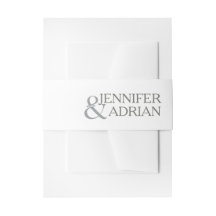 花嫁のドレスとタキシードがグレーと黒で統一された、モダンでおしゃれなウェディングスタイルです。