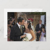 花嫁の上に紙吹雪を投げキスをするるゲスト ポストカード (正面/裏面)