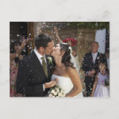 花嫁の上に紙吹雪を投げキスをするるゲスト ポストカード (正面)