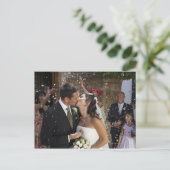 花嫁の上に紙吹雪を投げキスをするるゲスト ポストカード (スタンド正面)