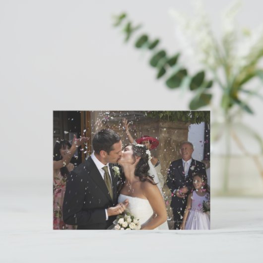 花嫁の上に紙吹雪を投げキスをするるゲスト ポストカード (スタンド正面)