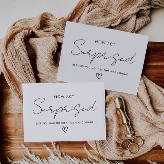 花嫁の付き添い婦人の提案は今や驚いた。 招待状