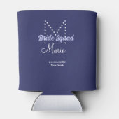 花嫁の仲間 名前 モノグラム ブライズメイド パープル 白 缶クーラー (裏面)